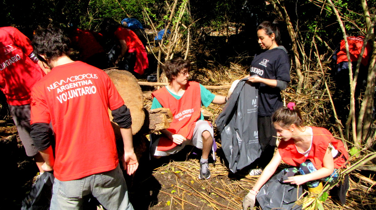 Voluntarios de Nueva Acrópolis en Ribera Norte